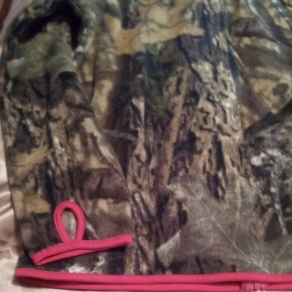 Mossy Oak Camouflage Jacket with Thumb Holes - Picture 6 of 7